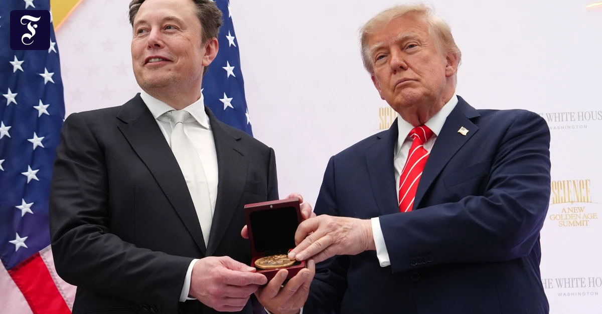 Elon Musk receives National Medal of Science from Trump
