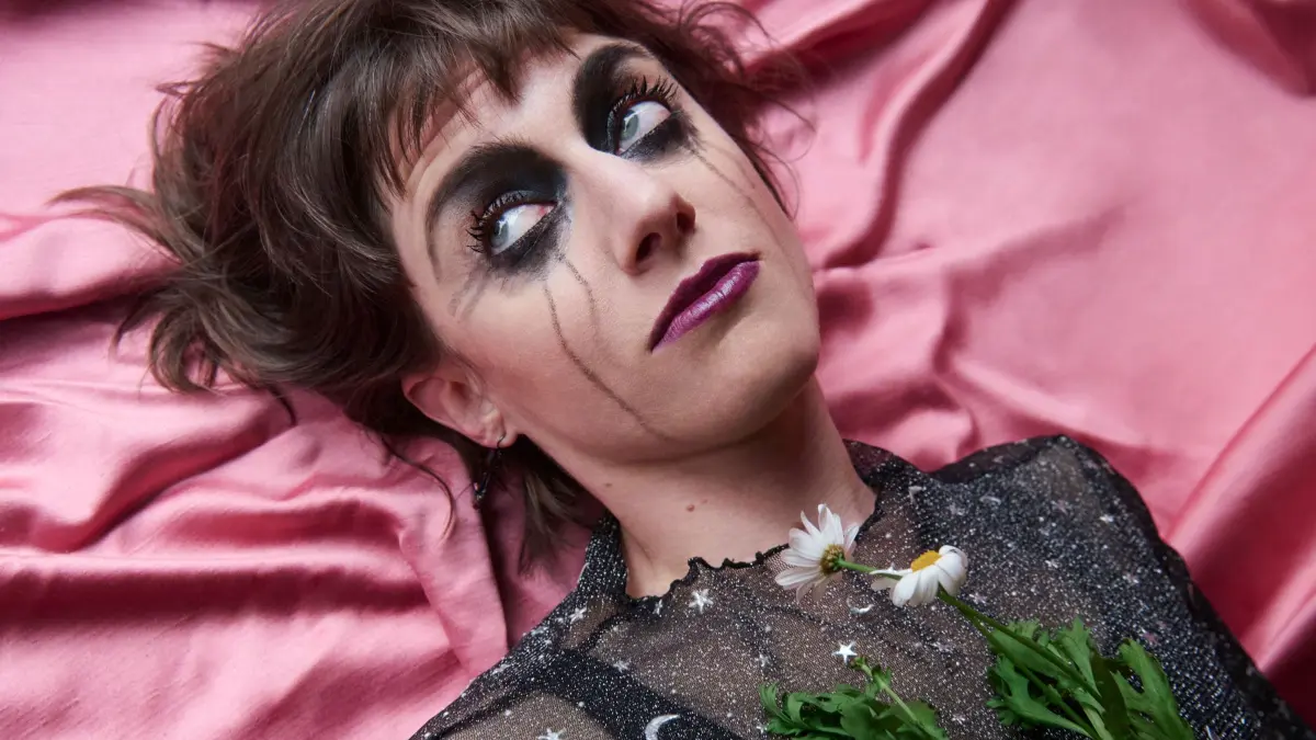 Jane Mumford at the Renitenztheater: Humor is when you laugh anyway